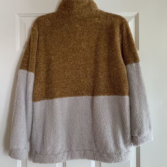 Local Boutique Size Large Gray & Brown Sherpa (Inside and out) - Picture 2 of 7